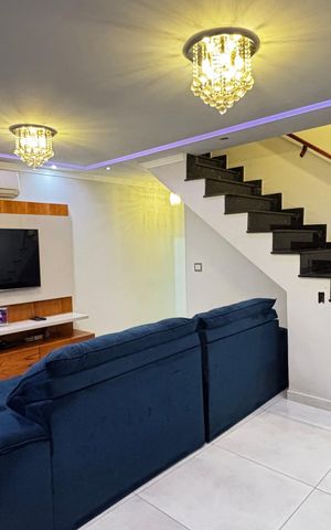 Casa à venda com 180m², 3 quartos e 2 vagas Casa à venda com 180m², 3 quartos e 2 vagasSala