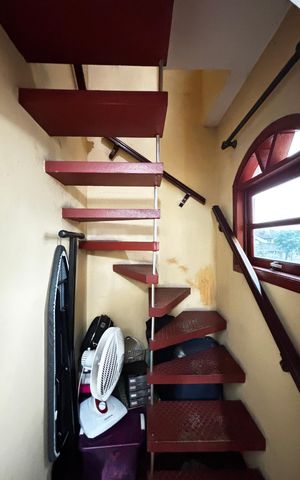Casa à venda com 180m², 3 quartos e 2 vagas Casa à venda com 180m², 3 quartos e 2 vagasEscada