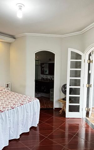 Casa à venda com 180m², 3 quartos e 2 vagas Casa à venda com 180m², 3 quartos e 2 vagasSuite