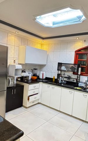 Casa à venda com 180m², 3 quartos e 2 vagas Casa à venda com 180m², 3 quartos e 2 vagasCozinha - Sala de Jantar