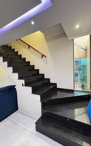 Casa à venda com 180m², 3 quartos e 2 vagas Casa à venda com 180m², 3 quartos e 2 vagasEscada
