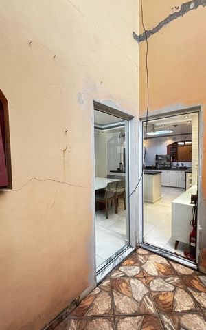 Casa à venda com 180m², 3 quartos e 2 vagas Casa à venda com 180m², 3 quartos e 2 vagasJardim de Inverno