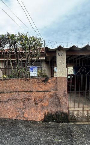 Casa à venda com 300m², 2 quartos e 3 vagas Casa à venda com 300m², 2 quartos e 3 vagasFachada
