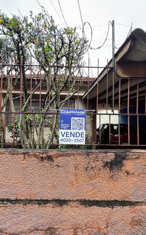 Casa à venda com 300m², 2 quartos e 3 vagas Casa à venda com 300m², 2 quartos e 3 vagasFachada
