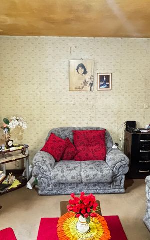 Casa à venda com 300m², 2 quartos e 3 vagas Casa à venda com 300m², 2 quartos e 3 vagasSala