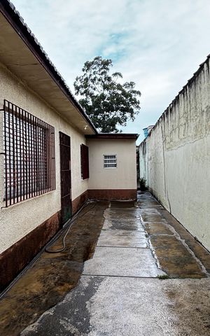 Casa à venda com 300m², 2 quartos e 3 vagas Casa à venda com 300m², 2 quartos e 3 vagasQuintal