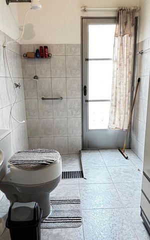 Casa à venda com 300m², 2 quartos e 3 vagas Casa à venda com 300m², 2 quartos e 3 vagasBanheiro