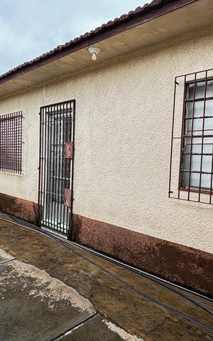 Casa à venda com 300m², 2 quartos e 3 vagas Casa à venda com 300m², 2 quartos e 3 vagasQuintal