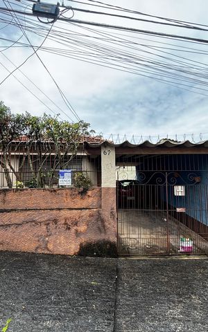 Casa à venda com 300m², 2 quartos e 3 vagas Casa à venda com 300m², 2 quartos e 3 vagasFachada