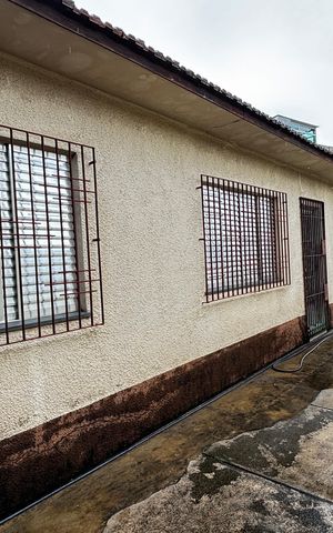 Casa à venda com 300m², 2 quartos e 3 vagas Casa à venda com 300m², 2 quartos e 3 vagasQuintal