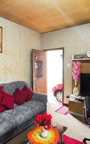 Casa à venda com 300m², 2 quartos e 3 vagas Casa à venda com 300m², 2 quartos e 3 vagasSala