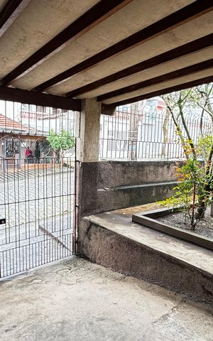 Casa à venda com 300m², 2 quartos e 3 vagas Casa à venda com 300m², 2 quartos e 3 vagasGaragem