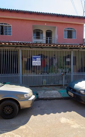 Casa à venda com 150m², 5 quartos e 3 vagasFachada