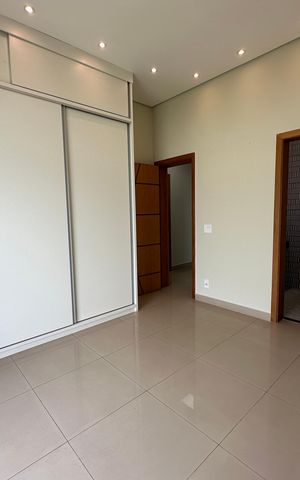 Casa de condomínio para alugar com 262m², 4 quartos e 4 vagas Casa de condomínio para alugar com 262m², 4 quartos e 4 vagasSuíte 1