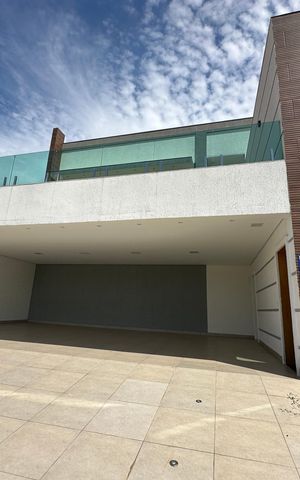 Casa de condomínio para alugar com 262m², 4 quartos e 4 vagas Casa de condomínio para alugar com 262m², 4 quartos e 4 vagasFachada