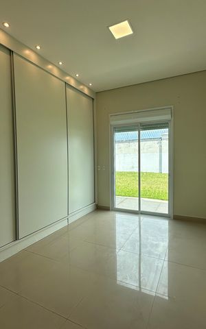 Casa de condomínio para alugar com 262m², 4 quartos e 4 vagas Casa de condomínio para alugar com 262m², 4 quartos e 4 vagasSuíte 2