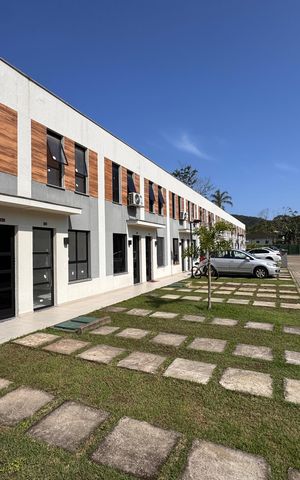 Casa de condomínio à venda com 65m², 2 quartos e 1 vaga Casa de condomínio à venda com 65m², 2 quartos e 1 vagaFachada