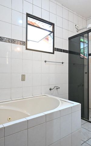 Casa para alugar com 260m², 3 quartos e 2 vagasBanheiro Suíte 