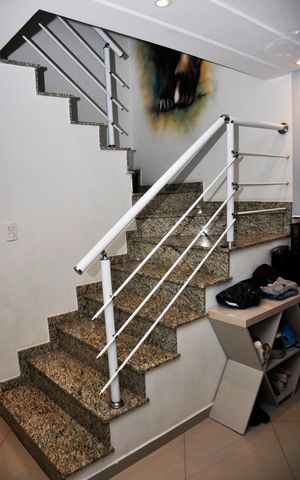 Casa à venda com 159m², 3 quartos e 4 vagas Casa à venda com 159m², 3 quartos e 4 vagasDetalhe - Escada Quartos