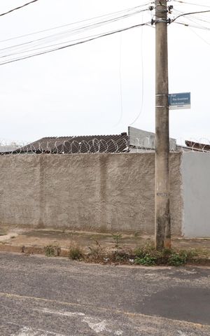 Casa para alugar com 90m², 2 quartos e 2 vagasFachada