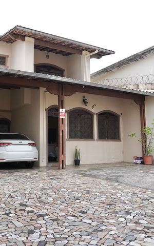 Casa à venda com 270m², 5 quartos e 10 vagas Casa à venda com 270m², 5 quartos e 10 vagasGaragem