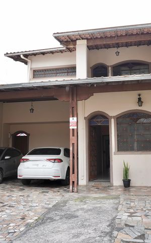 Casa à venda com 270m², 5 quartos e 10 vagas Casa à venda com 270m², 5 quartos e 10 vagasFachada