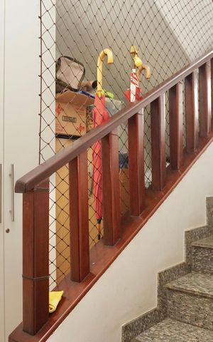 Casa à venda com 270m², 5 quartos e 10 vagas Casa à venda com 270m², 5 quartos e 10 vagasEscadas