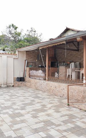 Casa à venda com 270m², 5 quartos e 10 vagas Casa à venda com 270m², 5 quartos e 10 vagasÁrea externa