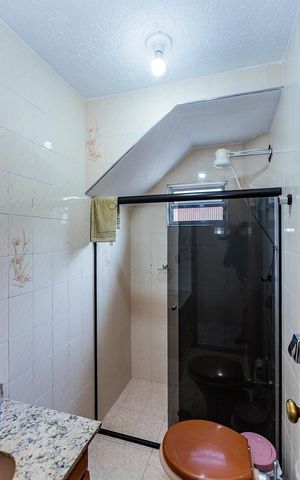 Casa à venda com 200m², 4 quartos e 1 vaga Casa à venda com 200m², 4 quartos e 1 vagaBanheiro