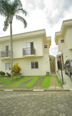 Casa de condomínio para alugar com 123m², 2 quartos e 2 vagasFachada/Garagens 