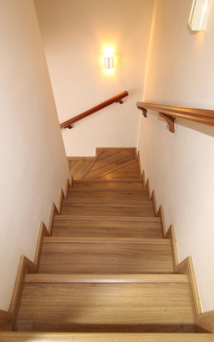Casa de condomínio para alugar com 110m², 2 quartos e 2 vagasEscada