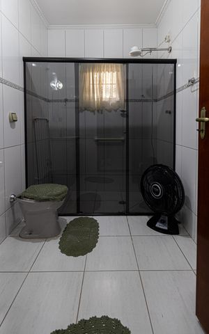 Casa à venda com 130m², 2 quartos e 2 vagas Casa à venda com 130m², 2 quartos e 2 vagasBanheiro