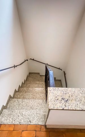 Casa para alugar com 250m², 3 quartos e 2 vagas Casa para alugar com 250m², 3 quartos e 2 vagasEscada