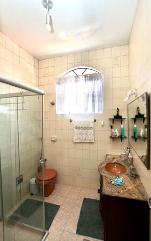Casa à venda com 493m², 6 quartos e 5 vagas Casa à venda com 493m², 6 quartos e 5 vagasBanheiro Social