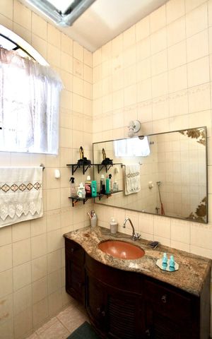 Casa à venda com 493m², 6 quartos e 5 vagas Casa à venda com 493m², 6 quartos e 5 vagasBanheiro Social