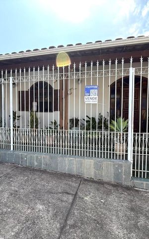 Casa à venda com 493m², 6 quartos e 5 vagas Casa à venda com 493m², 6 quartos e 5 vagasFachada