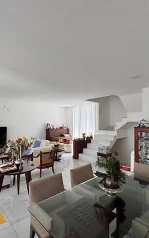 Casa de condomínio à venda com 450m², 5 quartos e 4 vagas Casa de condomínio à venda com 450m², 5 quartos e 4 vagasSala