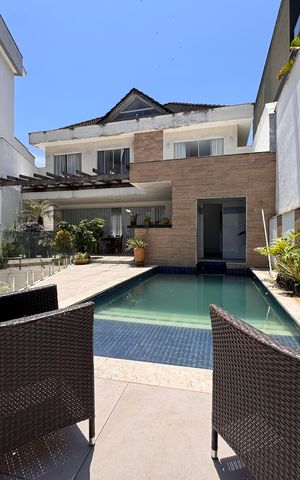 Casa de condomínio à venda com 450m², 5 quartos e 4 vagas Casa de condomínio à venda com 450m², 5 quartos e 4 vagasÁrea externa