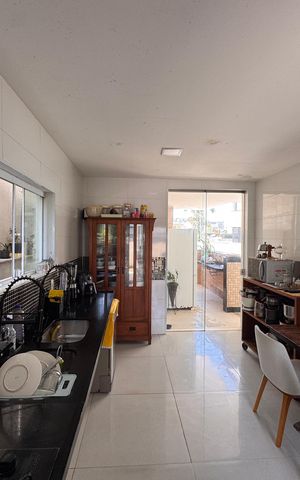 Casa de condomínio à venda com 450m², 5 quartos e 4 vagas Casa de condomínio à venda com 450m², 5 quartos e 4 vagasCozinha