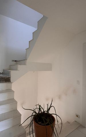 Casa de condomínio à venda com 450m², 5 quartos e 4 vagas Casa de condomínio à venda com 450m², 5 quartos e 4 vagasEscada