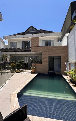 Casa de condomínio à venda com 450m², 5 quartos e 4 vagas Casa de condomínio à venda com 450m², 5 quartos e 4 vagasÁrea externa