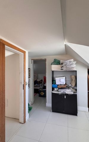 Casa de condomínio à venda com 450m², 5 quartos e 4 vagas Casa de condomínio à venda com 450m², 5 quartos e 4 vagasQuarto