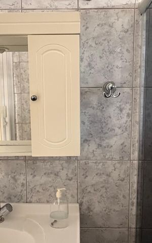 Casa para alugar com 60m², 2 quartos e 1 vaga Casa para alugar com 60m², 2 quartos e 1 vagaBanheiro