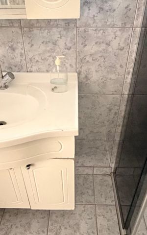 Casa para alugar com 60m², 2 quartos e 1 vaga Casa para alugar com 60m², 2 quartos e 1 vagaBanheiro