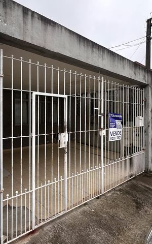 Casa à venda com 125m², 3 quartos e 2 vagas Casa à venda com 125m², 3 quartos e 2 vagasFachada