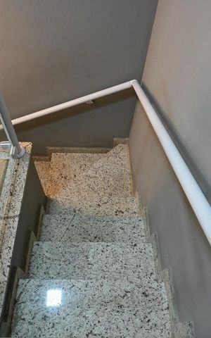 Casa de condomínio à venda com 200m², 3 quartos e 2 vagasEscada