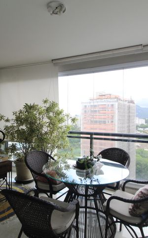 Apartamento à venda com 170m², 3 quartos e 3 vagasSala - Varanda