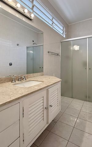 Casa para alugar com 189m², 3 quartos e 2 vagas Casa para alugar com 189m², 3 quartos e 2 vagasBanheiro Suíte
