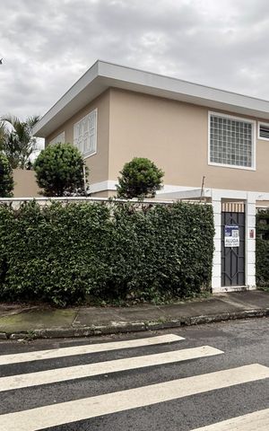 Casa para alugar com 189m², 3 quartos e 2 vagas Casa para alugar com 189m², 3 quartos e 2 vagasFachada