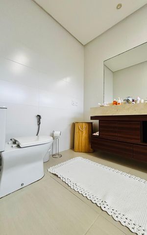 Casa de condomínio à venda com 360m², 4 quartos e 4 vagas Casa de condomínio à venda com 360m², 4 quartos e 4 vagasBanheiro da Suíte 1